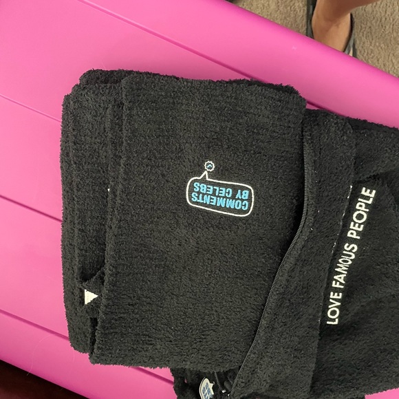 Comments By Celebs Blanket & Eye Mask - Picture 4 of 4